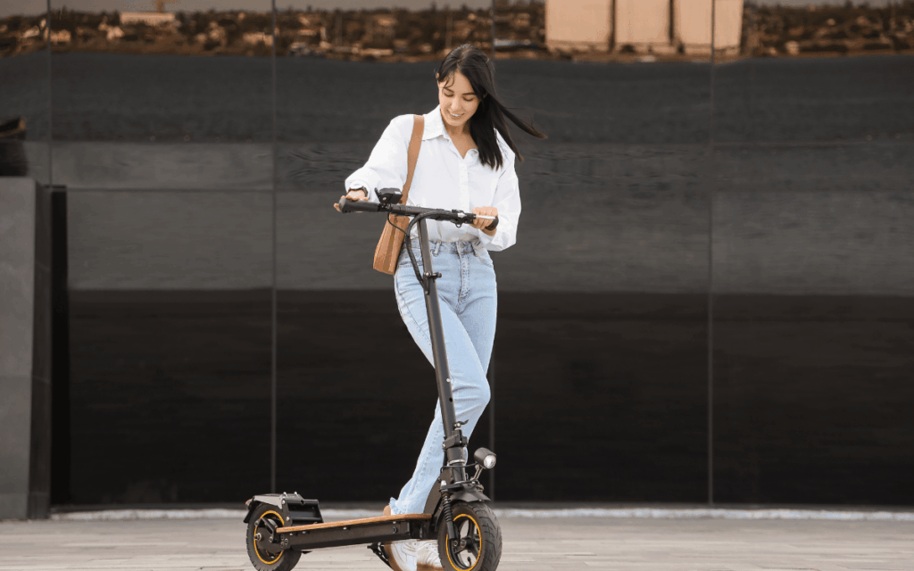 Persona desplazándose por Cádiz con un patinete eléctrico de Rayo Patín, disfrutando de la comodidad del mejor patinete eléctrico en Cádiz